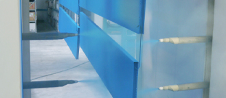 Produkte werden mit blauem Pulver in der Kabine beschichtet