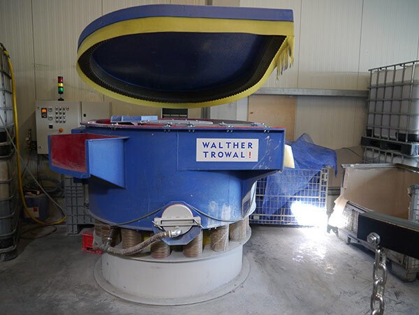 Maschine zum Gleitschleifen, bzw. Trowalisieren der Produktteile