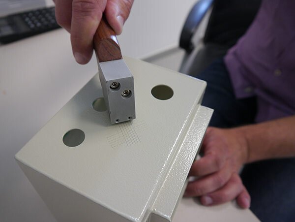 Gitterschnitttest bei einem pulverbeschichtetem Produkt