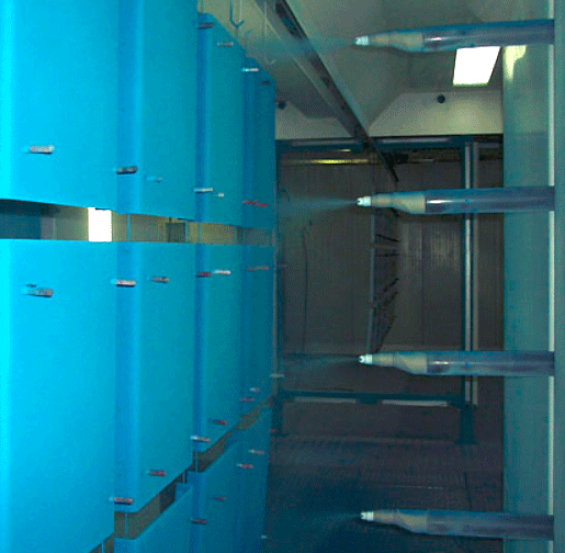 Elektrostatische Pulverbeschichtung Elektrostatische Pulverbeschichtung - Besprühung von Serienprodukten mit blauer Farbe