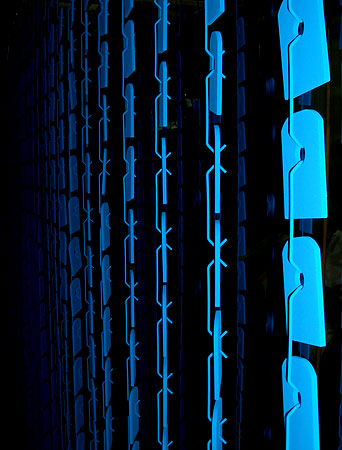 Kleine Teile in blau beschichtet Serienbeschichtung kleiner Teile mit blauer Farbe in der Aufhängung