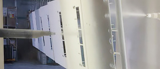 Produkte werden mit weißem Pulver in Serie automatisiert beschichtet