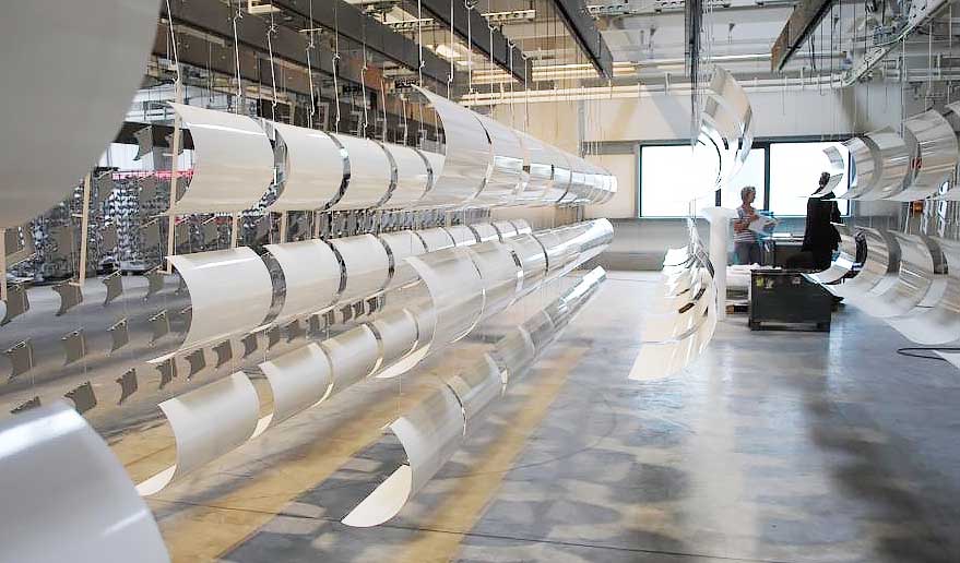 Halle mit auf gehängten beschichteten Produkten, die gebogen sind