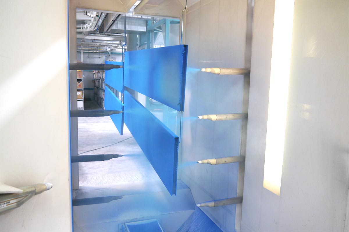 Automatische Beschichtung mit blauer Farbe